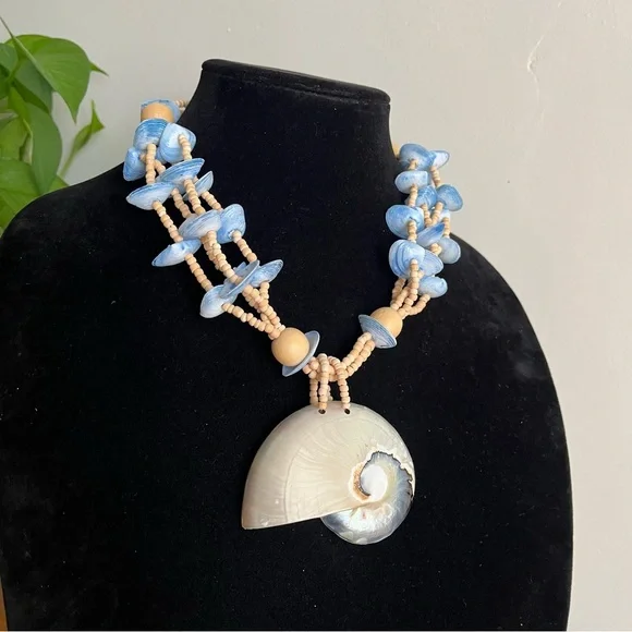 📌SOLD📌Boho Beach White shell pendant with multi-strand blue shell necklace - Picture 7 of 11